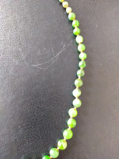 Collier en perles de jade vert épinard, fermoir...