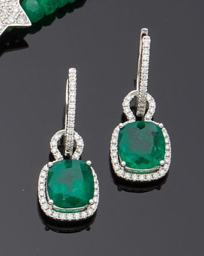 Paire de boucles d'oreilles en or gris 18k...