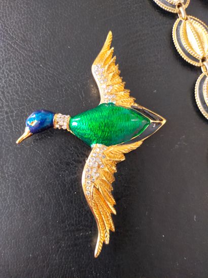 CARVEN 
Broche canard en métal doré émaillé
On...