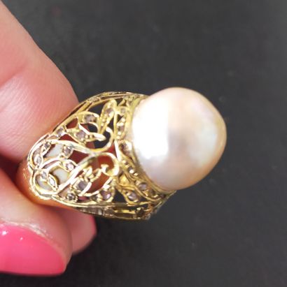 Bague en or 18k (750e), ornée d’une perle...