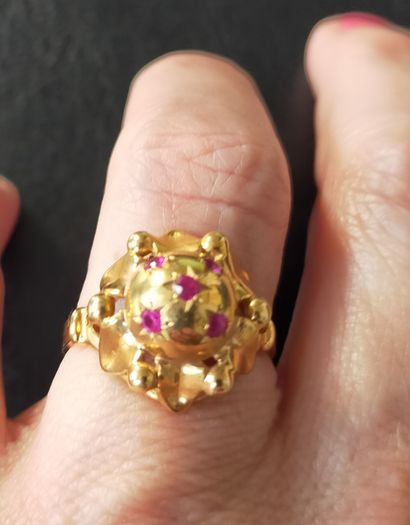Bague en or 18k (750e), ornée d’une demi-sphère...