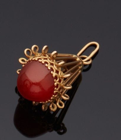 Breloque en or 18k (750e), ornée d’un cabochon...