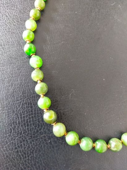 Collier en perles de jade vert épinard, fermoir...
