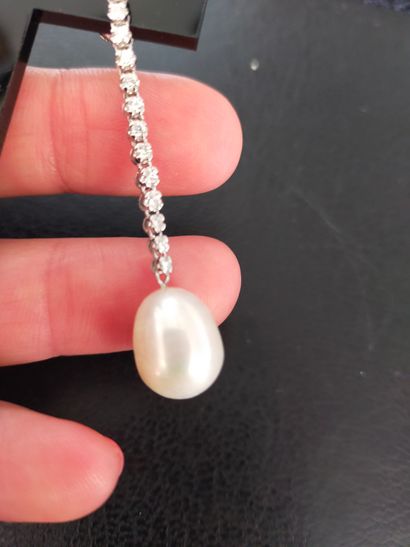 Paire de pendants d'oreille en or gris 18k...