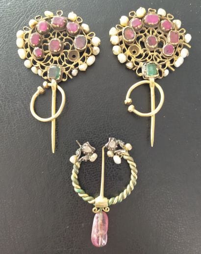 Ensemble en or 14k (585e) et argent comprenant...