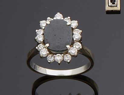 Bague marguerite en or gris 18k (750e), ornée...