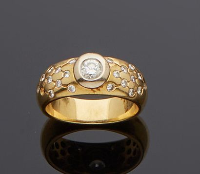 Bague jonc en or 18k (750e), ornée d’un diamant...