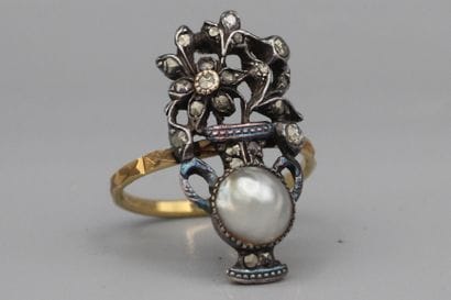 Bague en or jaune 18k (750e) à motif en or...