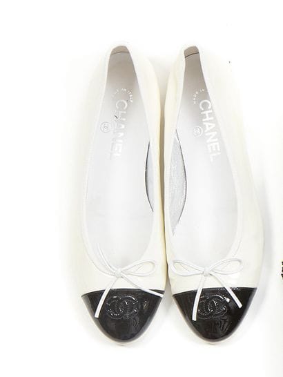 CHANEL 
Ballerines bicolores blanc cassé...
