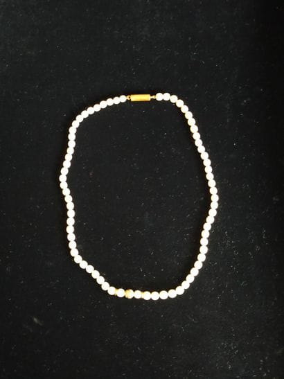 Collier ras de cou composé d’un rang de perles...