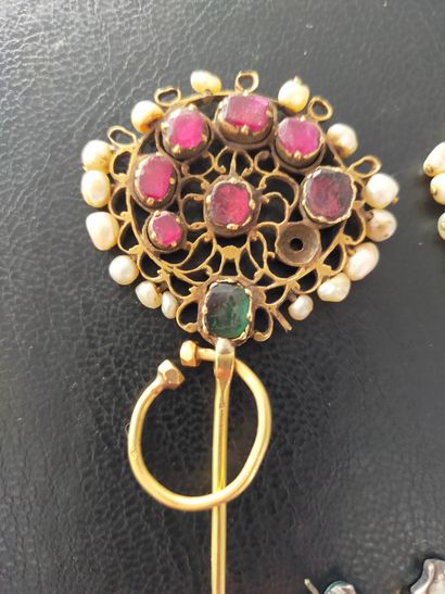 Ensemble en or 14k (585e) et argent comprenant...