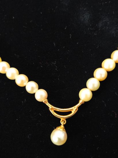 Collier en or 18k (750e) composé d’un rang...