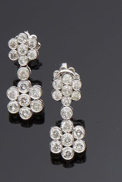 Paire de pendants d'oreille en or gris 18k...
