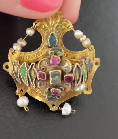 Pendentif en relief en or 18k (750e) ciselé...