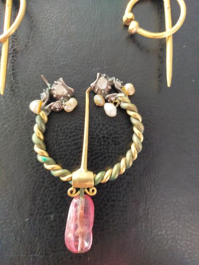 Ensemble en or 14k (585e) et argent comprenant...