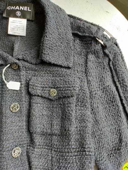 CHANEL
Veste noir en soie style tweed et...