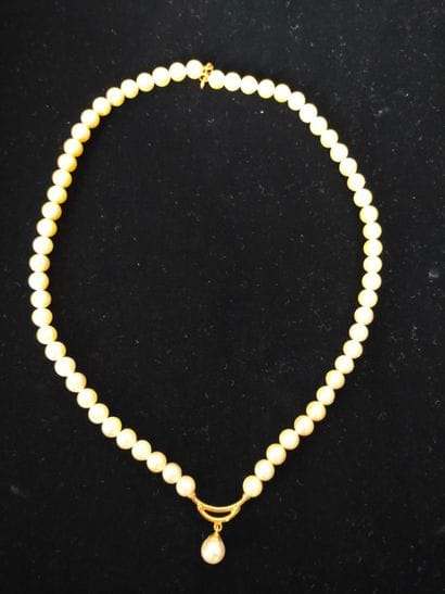 Collier en or 18k (750e) composé d’un rang...