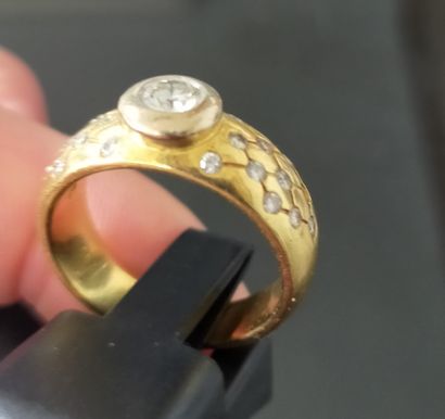 Bague jonc en or 18k (750e), ornée d’un diamant...