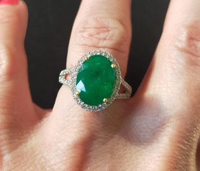 Bague en or gris 18 K serti d'une émeraude...