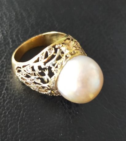 Bague en or 18k (750e), ornée d’une perle...