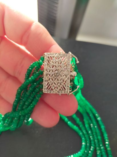 Collier à six rangs de perles d'émeraude...