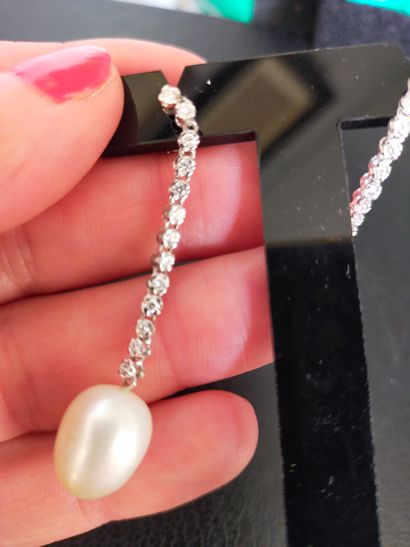 Paire de pendants d'oreille en or gris 18k...