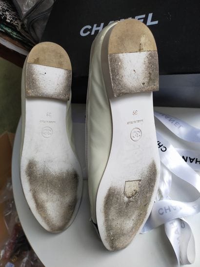 CHANEL 
Ballerines bicolores blanc cassé...