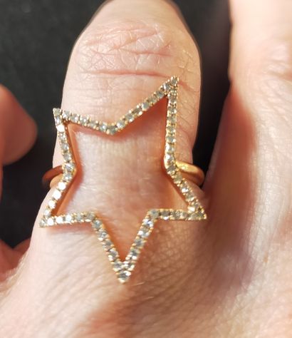 Bague en or rose 18k (750e) en forme d'étoile...
