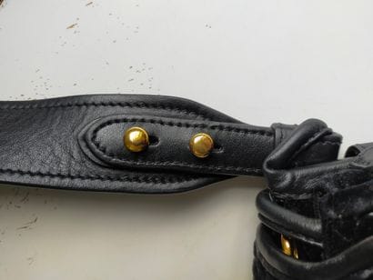 PRADA 
Sac en cuir et velours noir stylisé...