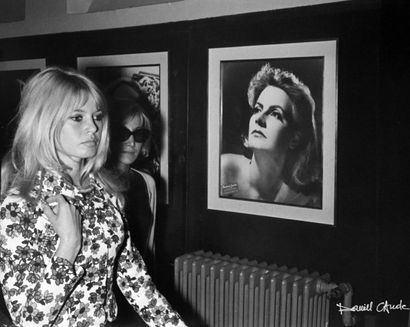 Brigitte Bardot devant le portrait de Greta...