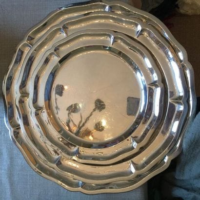 Trois plats ronds polylobés en argent (950)....