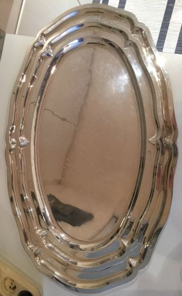 Deux plats ovales polylobés en argent. (rayures).
Travail...