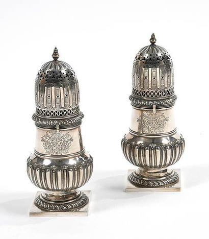 Paire de saupoudreuses en argent de forme...