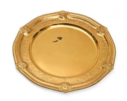 Grand plat en vermeil polylobé, le bord ceint...
