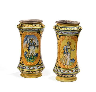 Deux albarelli en faïence polychrome à décor...
