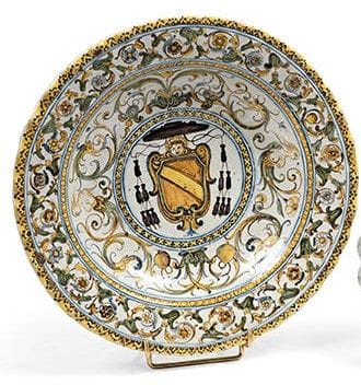 Coupe sur pied à bord ondulé en faïence polychrome...