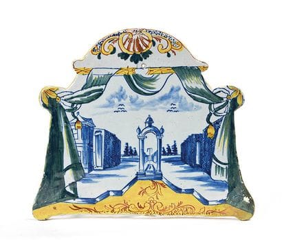 Plaque en forme de tente soulignée d'une...