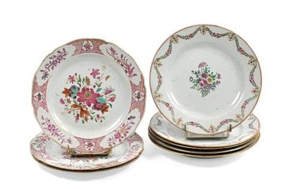 Suite de cinq assiettes en porcelaine polychrome...