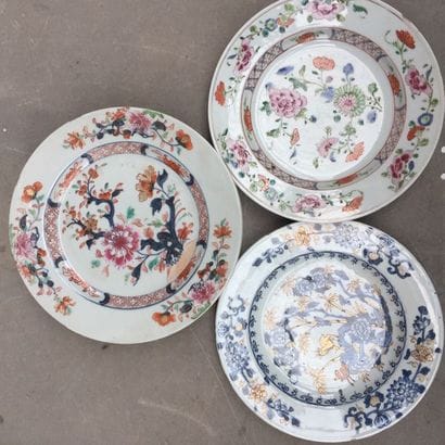 Suite de cinq assiettes en porcelaine polychrome...