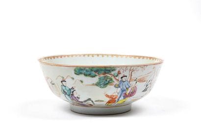 Coupe sur pied en porcelaine polychrome à...