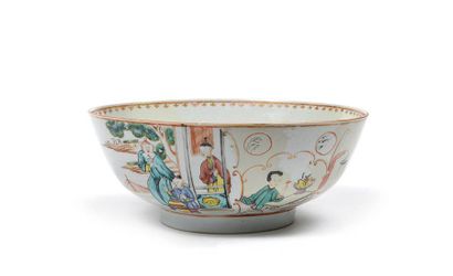 Coupe sur pied en porcelaine polychrome à...