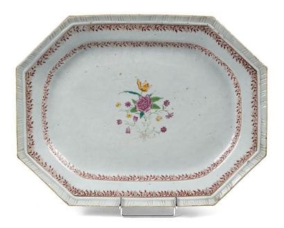 Plat hexagonal en porcelaine polychrome et...
