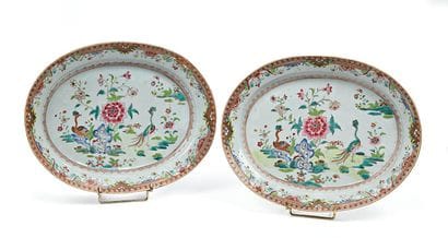 Paire de plats ovales en porcelaine polychrome...