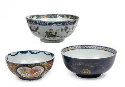 Ensemble de trois bols en porcelaine polychrome:...