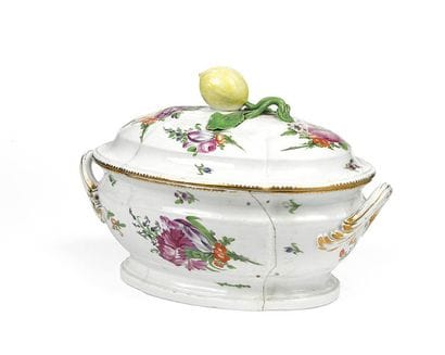 Soupière en porcelaine polychrome et or à...