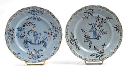 Paire d'assiettes en faïence polychrome et...