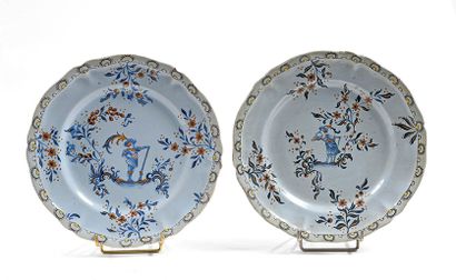Paire d'assiettes en faïence polychrome et...