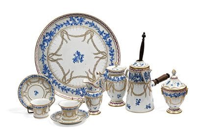 Tête à tête en porcelaine à fond blanc à...