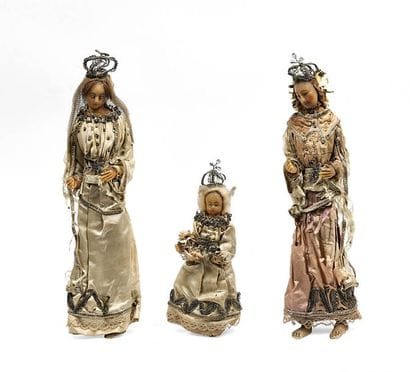 Couple royal avec enfant en habits d'apparat,...