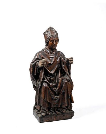 Sculpture en noyer: Evêque en majesté assis...